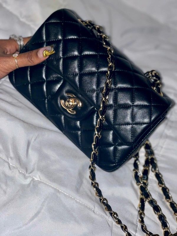 CHANEL 19 Black Quilted Leather Flap Shoulder Crossbody Bag Mixed Metal Chain