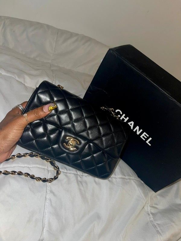 CHANEL 19 Black Quilted Leather Flap Shoulder Crossbody Bag Mixed Metal Chain