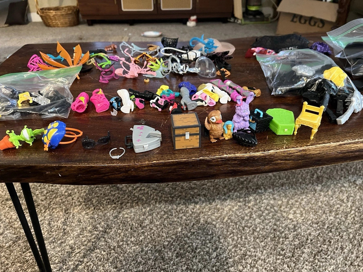 Huge Monster High Doll Lot 72 Dolls G1 Accessories Shoes Stands Gooliope HTF
