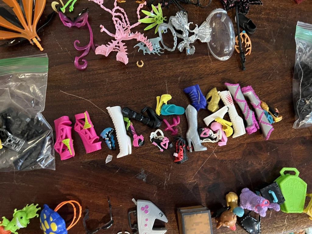 Huge Monster High Doll Lot 72 Dolls G1 Accessories Shoes Stands Gooliope HTF